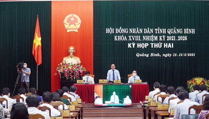 Đồng chí Trần Hải Châu, Phó Bí thư Thường trực Tỉnh ủy, Chủ tịch HĐND tỉnh điều hành phiên chất vấn và trả lời chất vấn