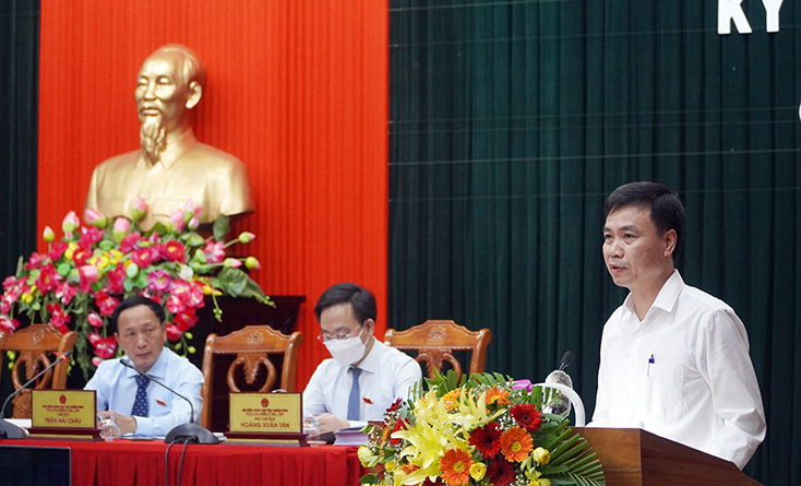 Đồng chí Nguyễn Đức Cường, Tỉnh ủy viên, Giám đốc Sở Y tế trả lời chất vấn của đại biểu về tình hình dịch bệnh Covid-19.