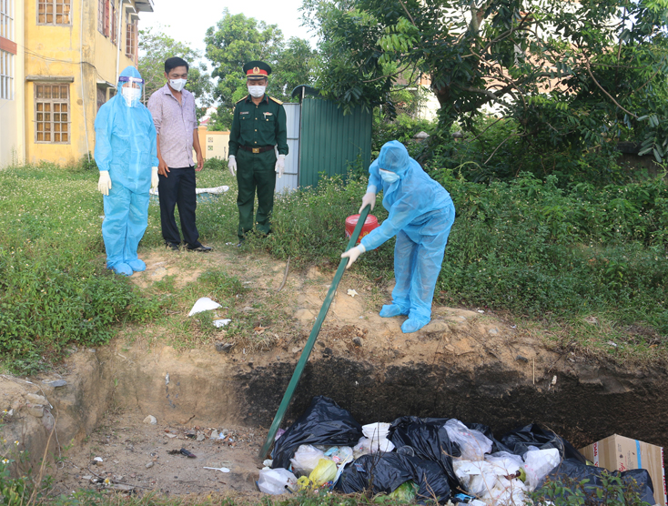 CDC Quảng Bình kiểm tra, giám sát công tác phân loại, thu gom, vận chuyển, xử lý rác thải tại khu cách ly tập trung