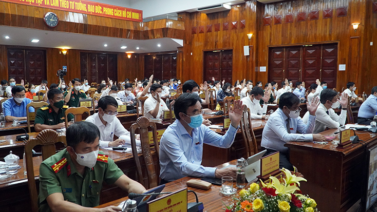 Đại biểu biểu quyết thông qua nghị quyết.