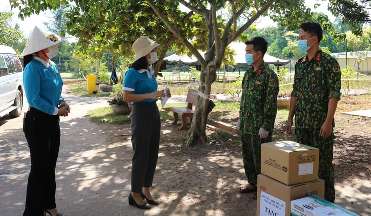 Ban Thường vụ Hội LHPN tỉnh tặng quà tại khu cách ly Trường Cao đẳng Nghề Quảng Bình. 