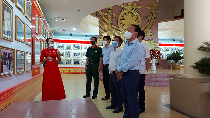 Các đồng chí lãnh đạo tỉnh và đại biểu tham quan triển lãm