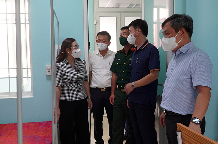 Đồng chí Bí thư Tỉnh ủy kiểm tra khu điều trị bệnh nhân Covid-19 tại Trường cao đẳng Luật miền Trung.