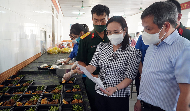 Đồng chí Bí thư Tỉnh ủy và các đồng chí trong đoàn công tác kiểm tra thực đơn bếp ăn, đánh giá cao nỗ lực của cán bộ, chiến sĩ Bộ CHQS tỉnh và các lực lượng tình nguyện
