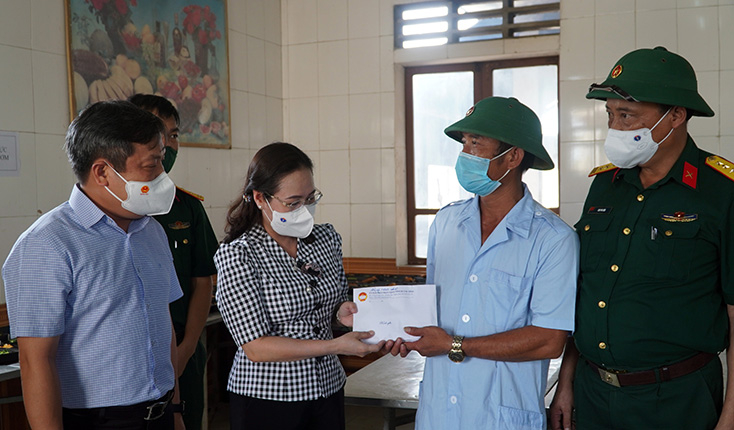 Đoàn công tác tặng qua cho bếp ăn tập trung Bộ CHQS tỉnh.