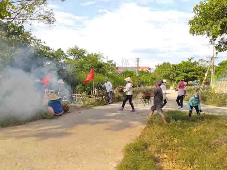 Thu gom rác thải hai bên bờ sông