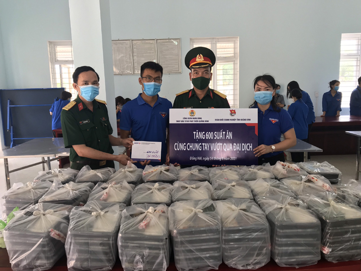 Trên 600 suất ăn đã được Đoàn khối Doanh nghiệp tỉnh trao tặng cho các khu cách ly tập trung.