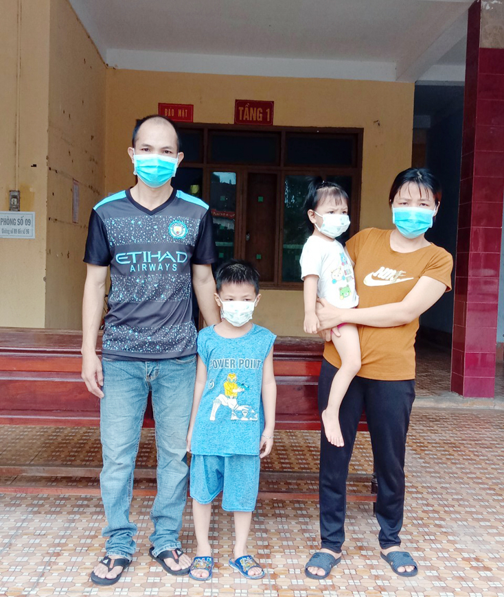  Gia đình anh Nguyễn Văn Thương trong khu cách ly tập trung.