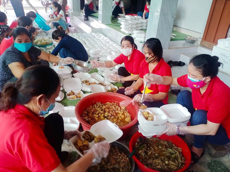 Các tiểu thương Chợ Đồng Lê (Tuyên Hóa) nấu cơm cho các công dân cách ly tập trung tại Trụ sở Ban chỉ huy Quân sự Tuyên Hóa (cũ). 
