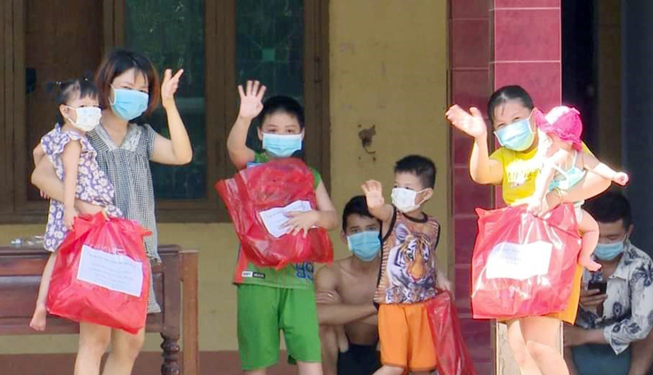 Những món quà đồ chơi do Trường Mầm non Đồng Lê tặng các em nhỏ trong khu cách ly, giúp các em được vui vẻ, thoải mái hơn. 