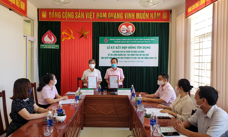 Đối tượng NLĐ không giao kết hợp đồng (lao động tự do) chờ đến lượt làm hồ sơ đề nghị hỗ trợ.