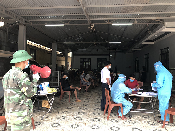 Các công dân được hướng dẫn phòng dịch sau khi trở về địa phương.