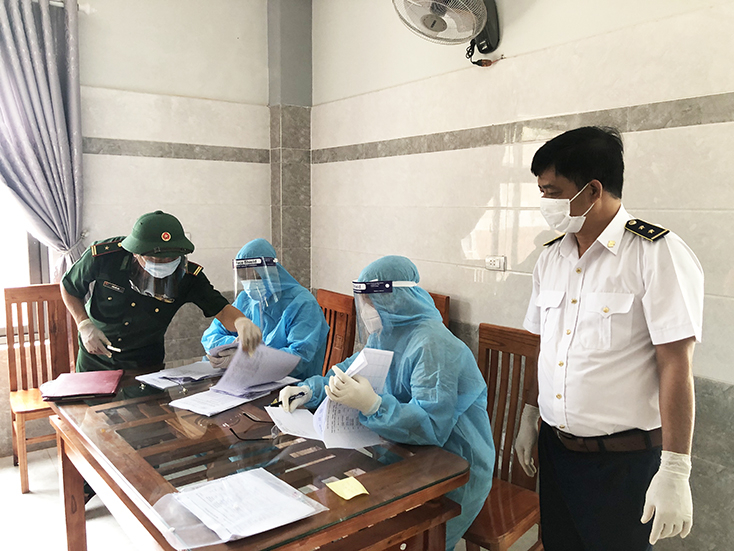 Đồn Biên phòng CKQT Cha Lo phối hợp với ngành Y tế hoàn tất thủ tục cho 57 công dân.