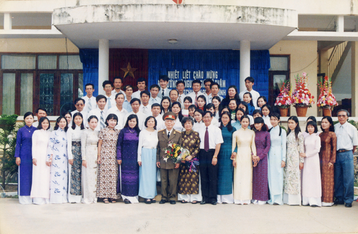Đại tướng Võ Nguyên Giáp trong một lần về thăm Trường THPT chuyên Quảng Bình. Ảnh tư liệu