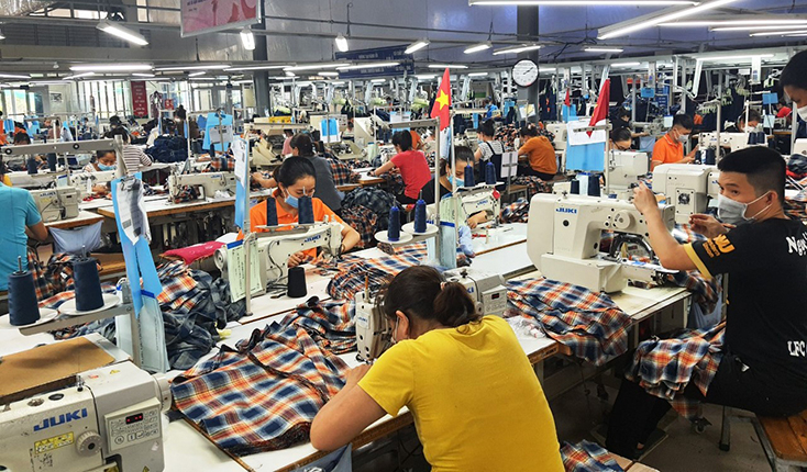 Xí nghiệp may Hà Quảng duy trì hoạt động sản xuất, kinh doanh và thực hiện công tác phòng, chống dịch Covid-19.