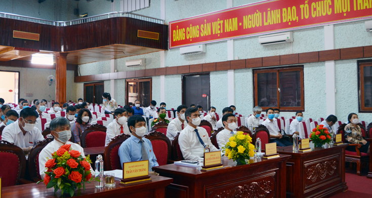 Các đại biểu dự kỳ họp.