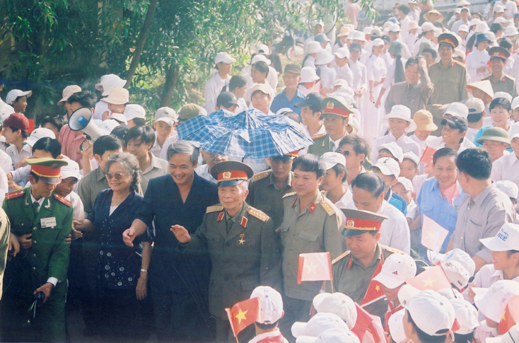  Nhân dân Lệ Thủy đón Đại tướng.