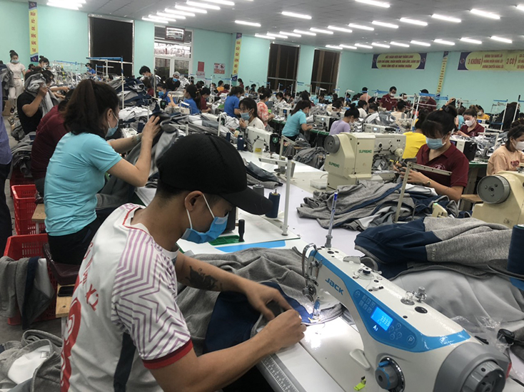 Nhờ thực hiện tốt công tác phòng, chống dịch bệnh, đến nay, Công ty May Thăng Long cơ sở 2 vẫn duy trì tốt hoạt động sản xuất, kinh doanh, tạo việc làm ổn định cho người lao động.