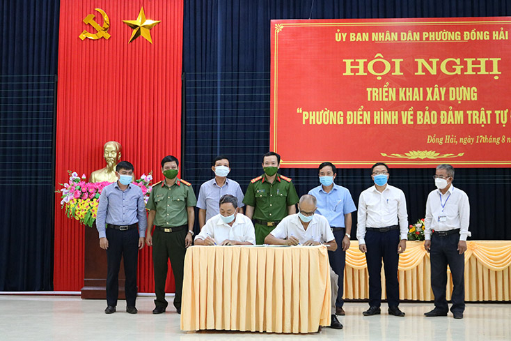Các ban, ngành, đoàn thể, tổ dân phố trên địa bàn phường Đồng Hải ký cam kết thực hiện đạt phường điển hình về đảm bảo trật tự đô thị 