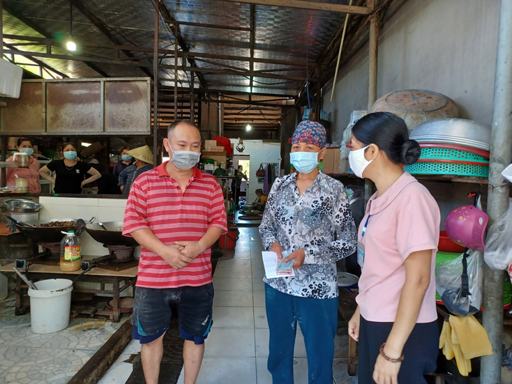 Sáng ngày 17-8, đại diện lãnh đạo phường Hải Thành đã trả lại tiền cho trường hợp ở ngoài địa bàn phường thông qua cơ sở có địa điểm kinh doanh trên địa bàn và xin lỗi người dân.