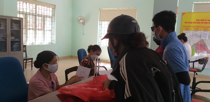 UBND phường Hải Thành đã dừng việc thu phí người dân khi đến ký xác nhận đơn đề nghị hỗ trợ gặp khó khăn do đại dịch Covid-19.