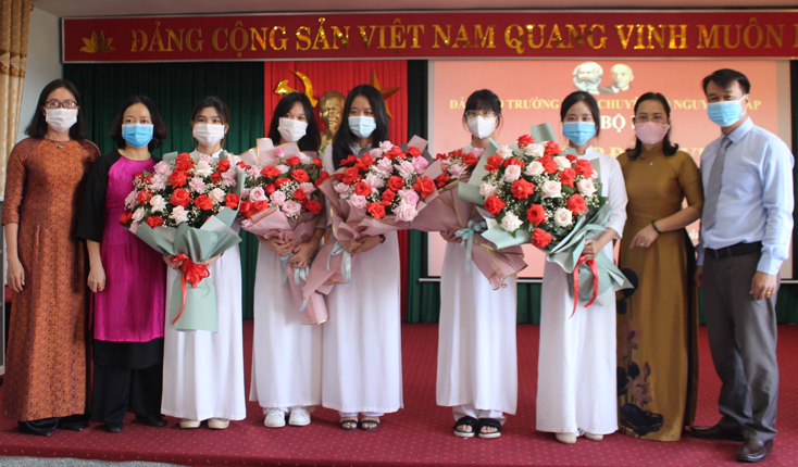 Đảng ủy, BGH Trường THPT chuyên Võ Nguyên Giáp tặng hoa chúc mừng các đảng viên là học sinh được kết nạp Đảng ngày 7-8-2021.