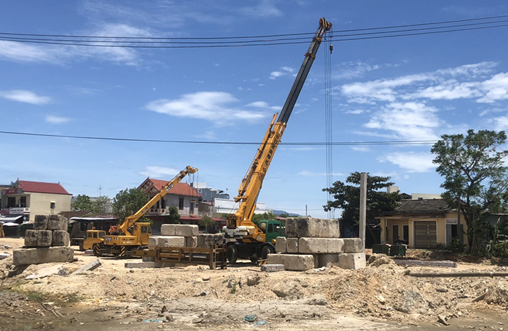 Công trình cầu kết hợp đập tràn Quảng Thuận đang được gấp rút thi công.