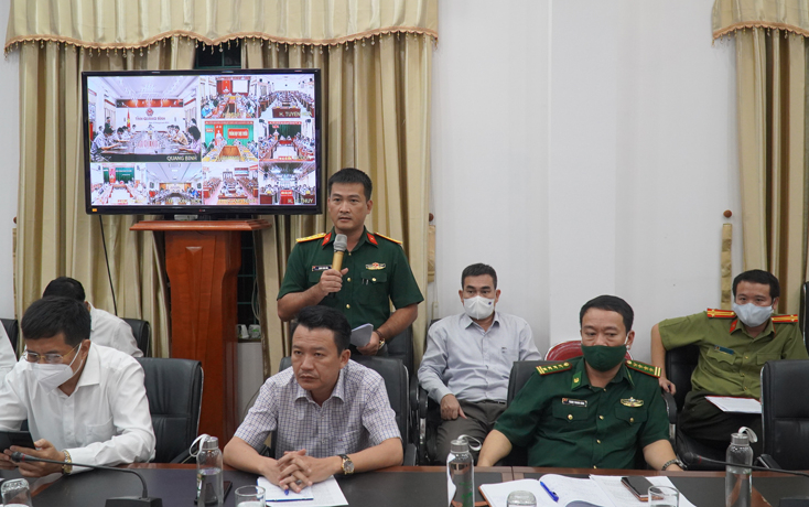 Lãnh đạo Bộ chỉ huy Quân sự tỉnh báo cáo công tác kích hoạt các khu cách ly tập trung trên địa bàn.