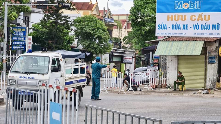 Lực lượng chức năng lập rào chắn, quản lý người dân ra vào khu vực phong tỏa tại TP. Đồng Hới ngày 2-8-2021.