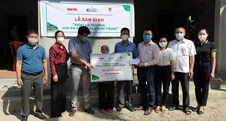 Ban tổ chức bàn giao nhà tránh lũ cho gia đình bà Lương Thị Đào ở xã Văn Hóa, huyện Tuyên Hóa.