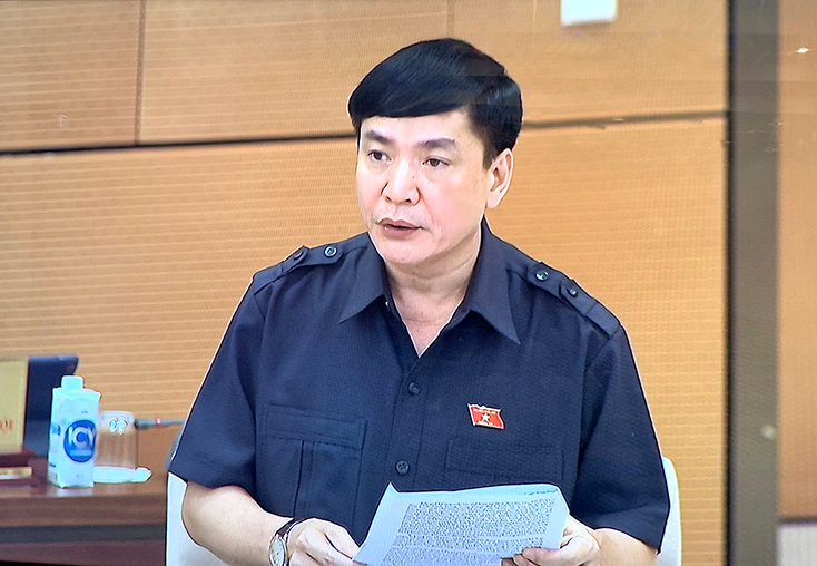 Tổng Thư ký Quốc hội, Chủ nhiệm Văn phòng Quốc hội Bùi Văn Cường trình bày báo cáo tại phiên họp. Ảnh:VGP/Nguyễn Hoàng