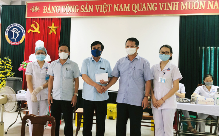 Lãnh đạo huyện Bố Trạch thăm, tặng quà động viên lực lượng tuyến đầu phòng chống dịch bệnh Covid-19 trên địa bàn huyện.