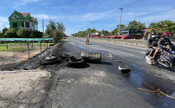 Tại hiện trường, ngọn lửa được dập tắt nhanh chóng không bị cháy lan.