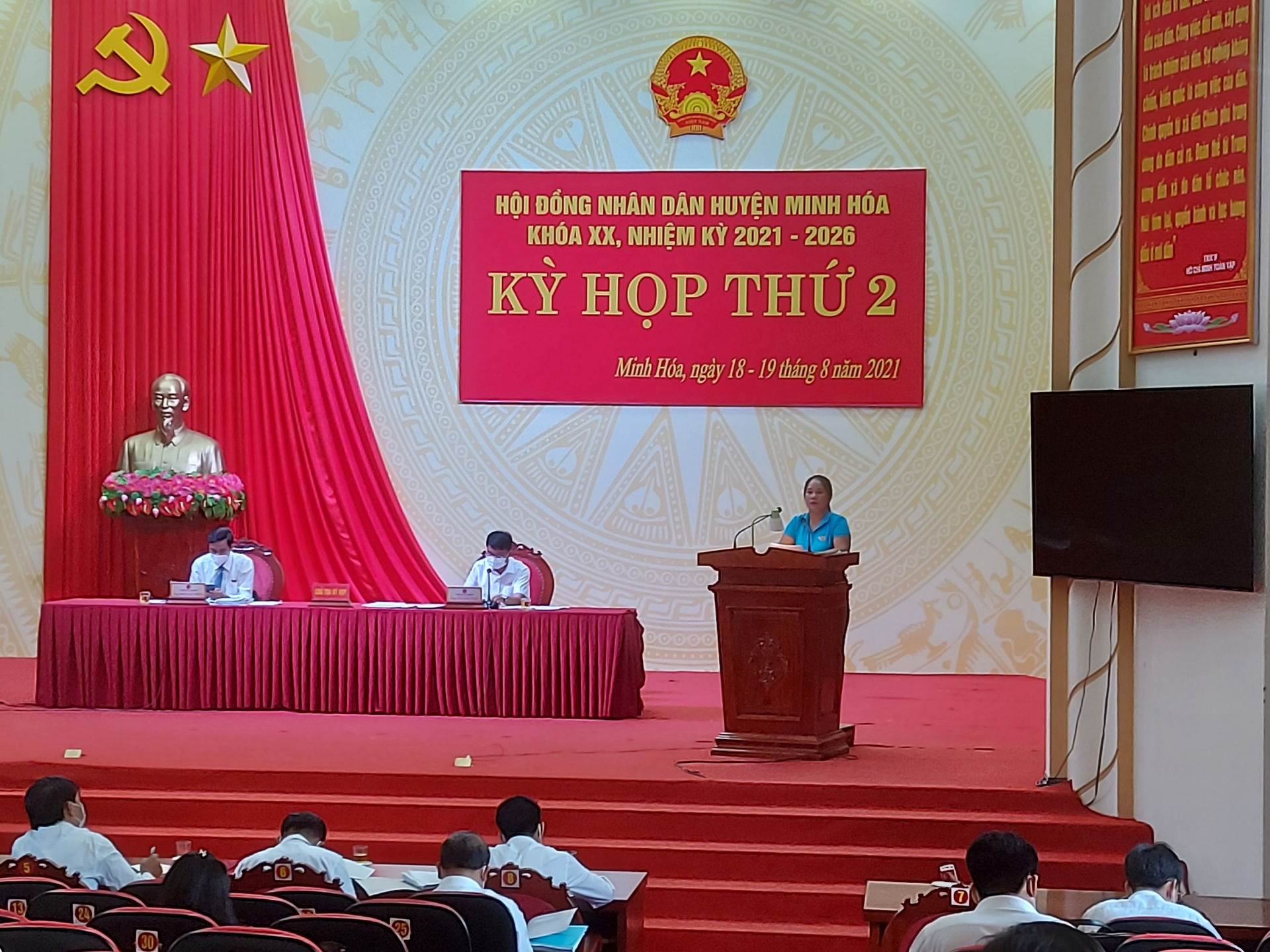 Các đại biểu HĐND huyện thảo luận tại kỳ họp.