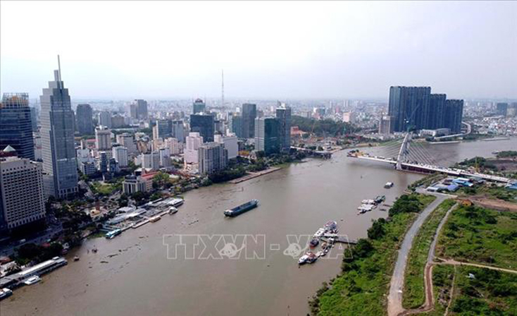 Triển khai thực hiện tuyến “luồng xanh” đường thủy phục vụ vận tải hàng hóa thiết yếu. Ảnh: Thanh Vũ/TTXVN