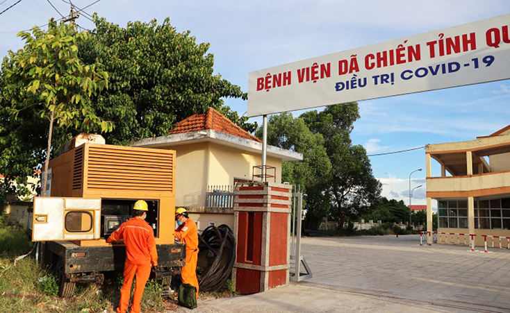  Công nhân ngành Điện lắp đặt máy phát điện dự phòng 250kVA cấp điện cho Bệnh viện dã chiến tỉnh.
