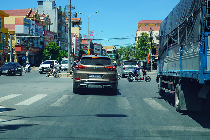 Khu vực giao nhau giữa đường Trần Hưng Đạo-Phạm Văn Đồng-Tố Hữu (góc chợ Nam Lý, TP. Đồng Hới) thường xuyên bị tắc nghẽn giao thông, cử tri đề nghị sớm có giải pháp khắc phục.