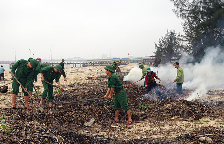 Cán bộ, chiến sỹ Đồn Biên phòng Nhật Lệ tham gia làm vệ sinh môi trường biển, cũng là cách lồng ghép tuyên truyền pháp luật về môi trường cho người dân TP. Đồng Hới.