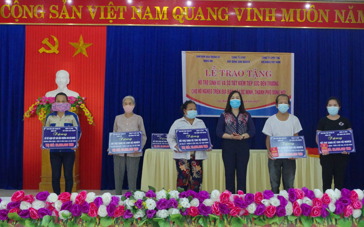 Đại diện lãnh đạo Ban Dân vận Thành ủy Đồng Hới trao hỗ trợ sinh kế và sổ tiết kiệm cho các hộ nghèo.
