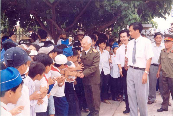 Quảng Trạch đón Đại tướng về thăm năm 1999. (Ảnh: Tư liệu)