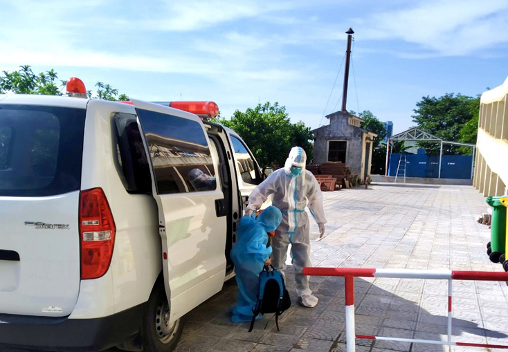 CDC Quảng Bình đón bệnh nhân 7 tuổi từ KCL tập trung Trường THCS-THPT Chu Văn An về Cơ sở  điều trị bệnh nhân Covid-19 Bệnh viện Y dược cổ truyền tỉnh để cách ly điều trị ngay trong trong sáng 20-8. 