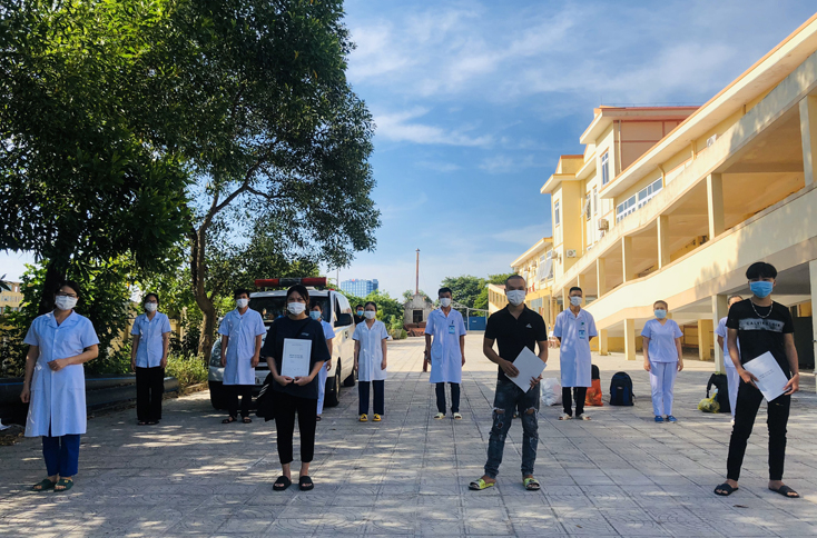Đại diện Cơ sở điều trị bệnh nhân Covid-19 Bệnh viện Y dược cổ truyền tỉnh trao giấy ra viện cho 3 bệnh nhân được chữa khỏi bệnh sáng 20-8.