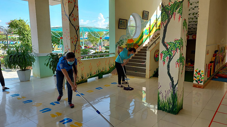 Các trường học trên địa bàn huyện đang tích cực vệ sinh trường lớp để đón học sinh đến trường.