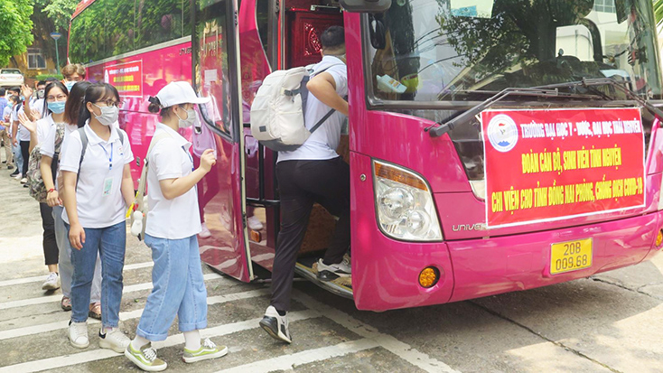 30 cán bộ, bác sĩ, sinh viên Trường Đại học Y - Dược Thái Nguyên lên đường chi viện tỉnh Đồng Nai chống dịch COVID-19. Ảnh: Trần Trang/TTXVN