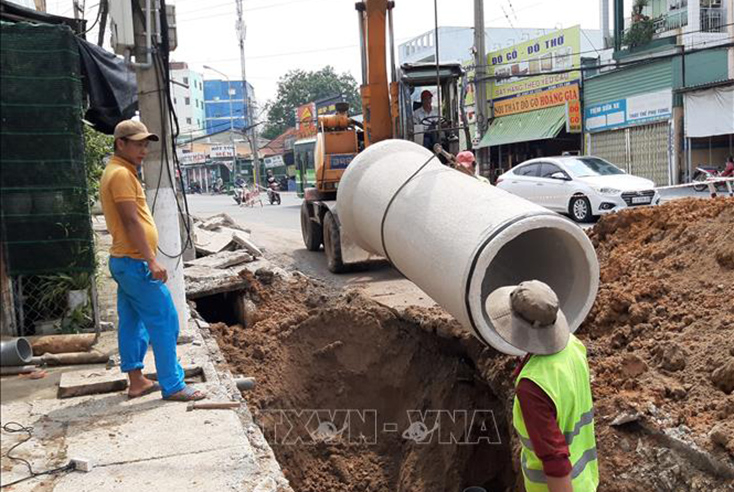 Công trình cải tạo hệ thống thoát nước, vỉa hè bằng vốn đầu tư công trên đường Cách Mạng Tháng Tám, thành phố Thủ Dầu Một, tỉnh Bình Dương. Ảnh minh họa: Chí Tưởng/TTXVN