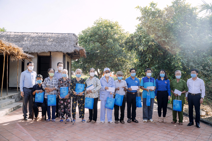 Đoàn đã thăm và tặng quà các gia đình chính sách tại xã Lộc Thủy, huyện Lệ Thủy.