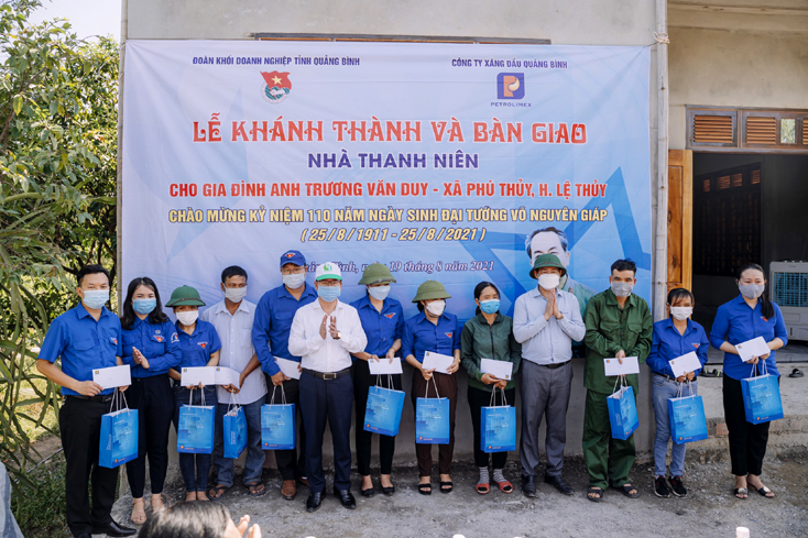 Tặng quà cho công nhân và tổ chức khánh thành nhà nhân ái cho gia đình anh 
