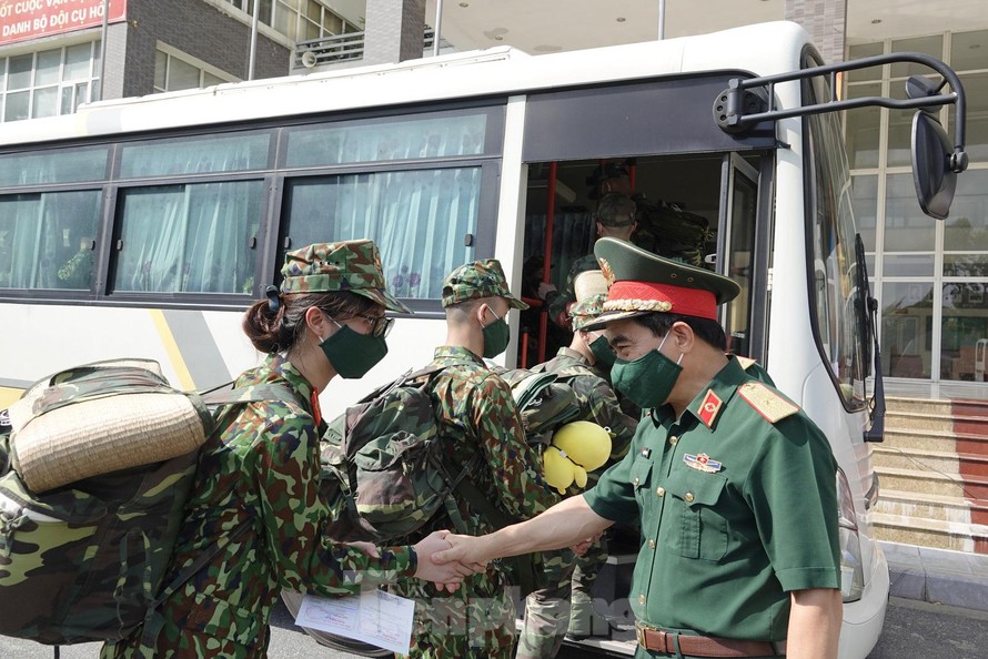 Lãnh đạo Học viện Quân y động viên học viên lên đường vào Nam chống dịch, sáng 21-8.