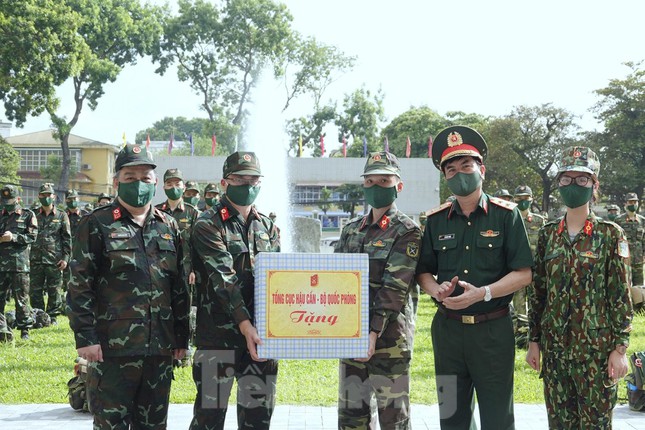 Tới dự và chỉ đạo lễ xuất quân, Trung tướng Đỗ Văn Thiện, Chính ủy Tổng cục Hậu cần đã trao tặng quà cho đoàn công tác.