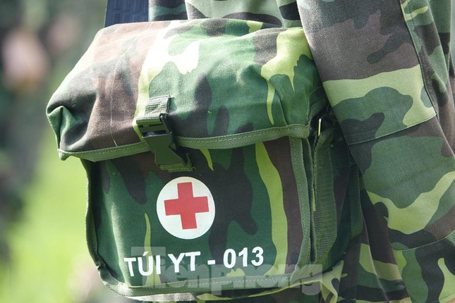 Ngoài quân trang, đội hình tăng cường còn mang theo túi y tế cá nhân.
